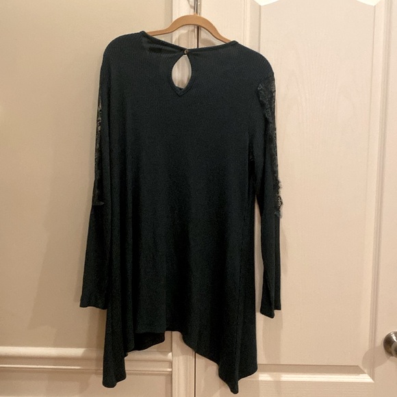 NWT Premise Tunic with Lace Detail on Sleeves Size Large - Picture 2 of 9
